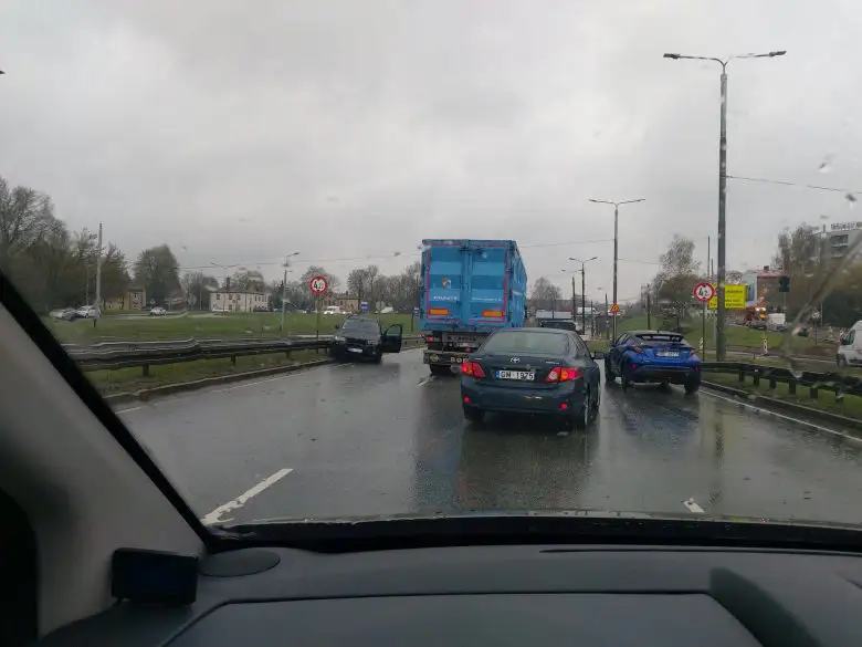 ДТП на Островном мосту: грузовик и легковая не поделили дорогу