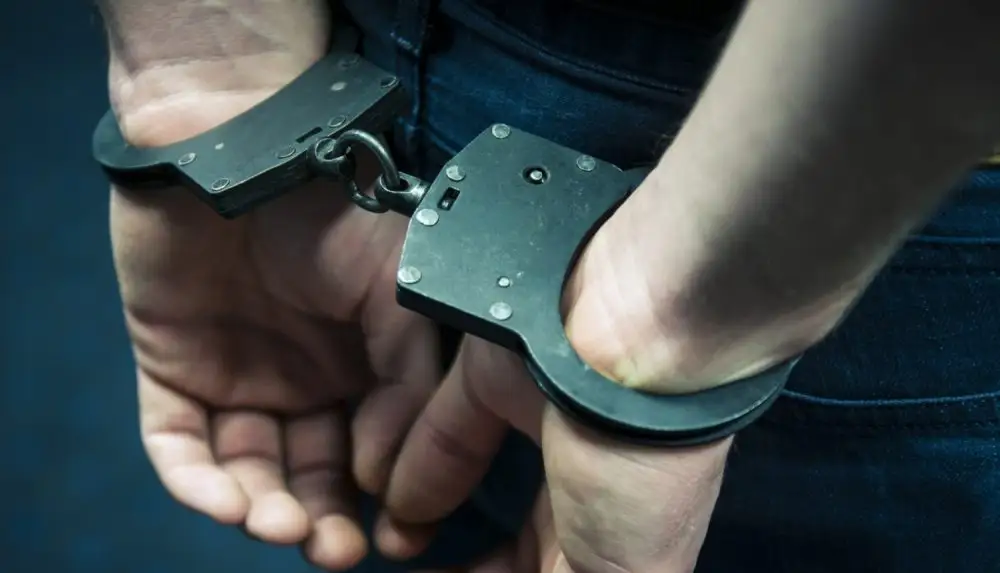 Itālijā par narkotiku un viltotu dokumentu izgatavošanu aizturēts Latvijas pilsonis