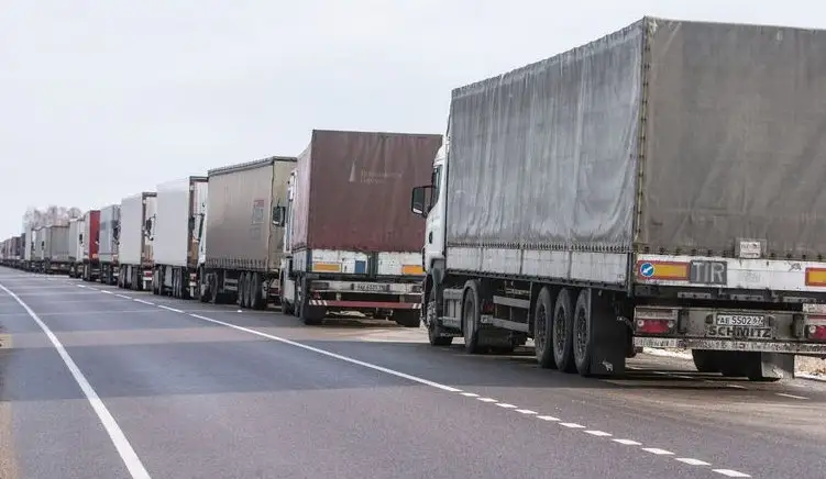 Автолавку отменили, к врачу не попасть: жители Латгалии в шоке от очереди грузовиков на белорусской границе