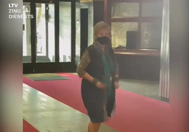 Всегда позивная дежурная Латвийского телевидения станцевала в фойе LTV (ВИДЕО)