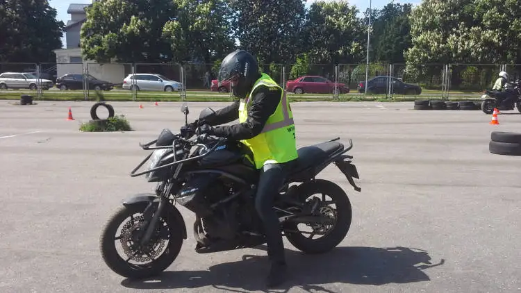 Deputāti atceļ daļu no valdības noteiktajiem ierobežojumiem braukšanas mācībām ar mopēdu vai motociklu
