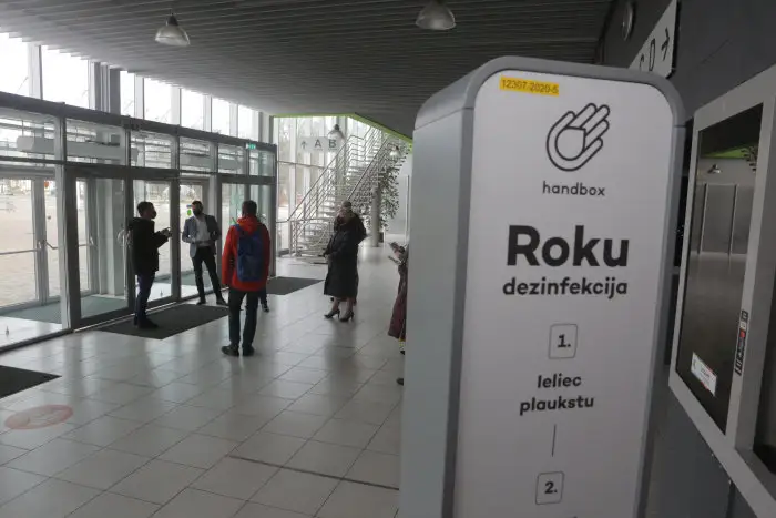 Vakcinācijas avīzi pa pastu izplatīs tikai latviešu valodā