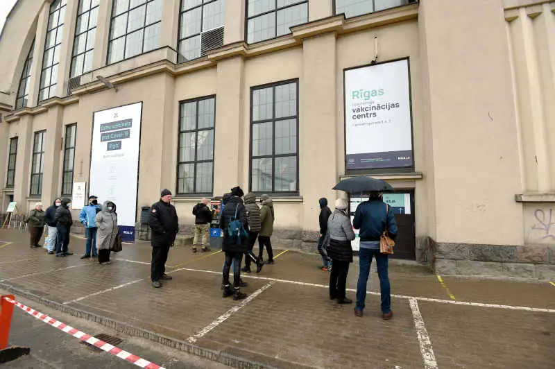 Vakcinācijas temps lēnām kāpis jau mēnesi: tagad pāri 50% iedzīvotāju