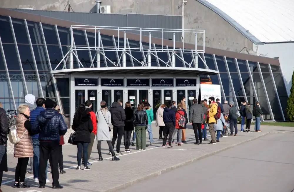 Vismaz vienreiz vakcinēta jau puse par 12 gadiem vecāku Latvijas iedzīvotāju