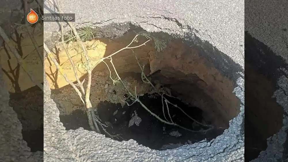 Яма на дороге в метр глубиной в Дрейлини не заинтересовала ответственные службы: не едут чинить уже неделю
