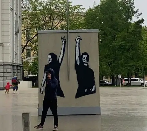 «Перемен требуют наши сердца»: в Риги появилась копия мурала с легендарными минскими диджеями