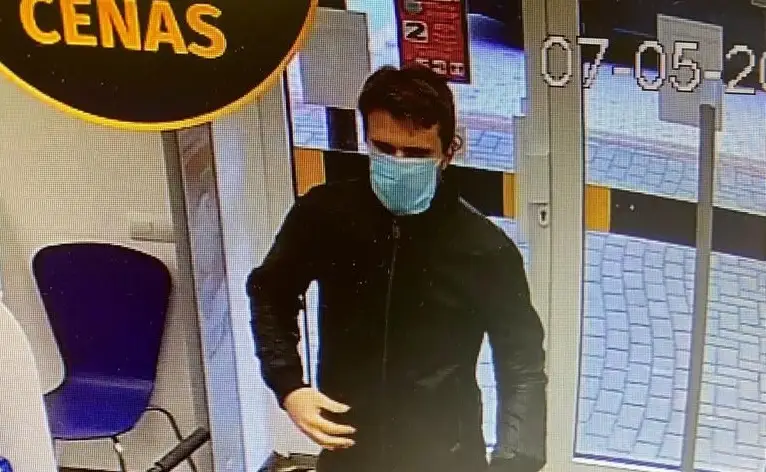 Persona, piedraudot farmaceitei, nozog medikamentus; policija meklē attēlā redzamo vīrieti