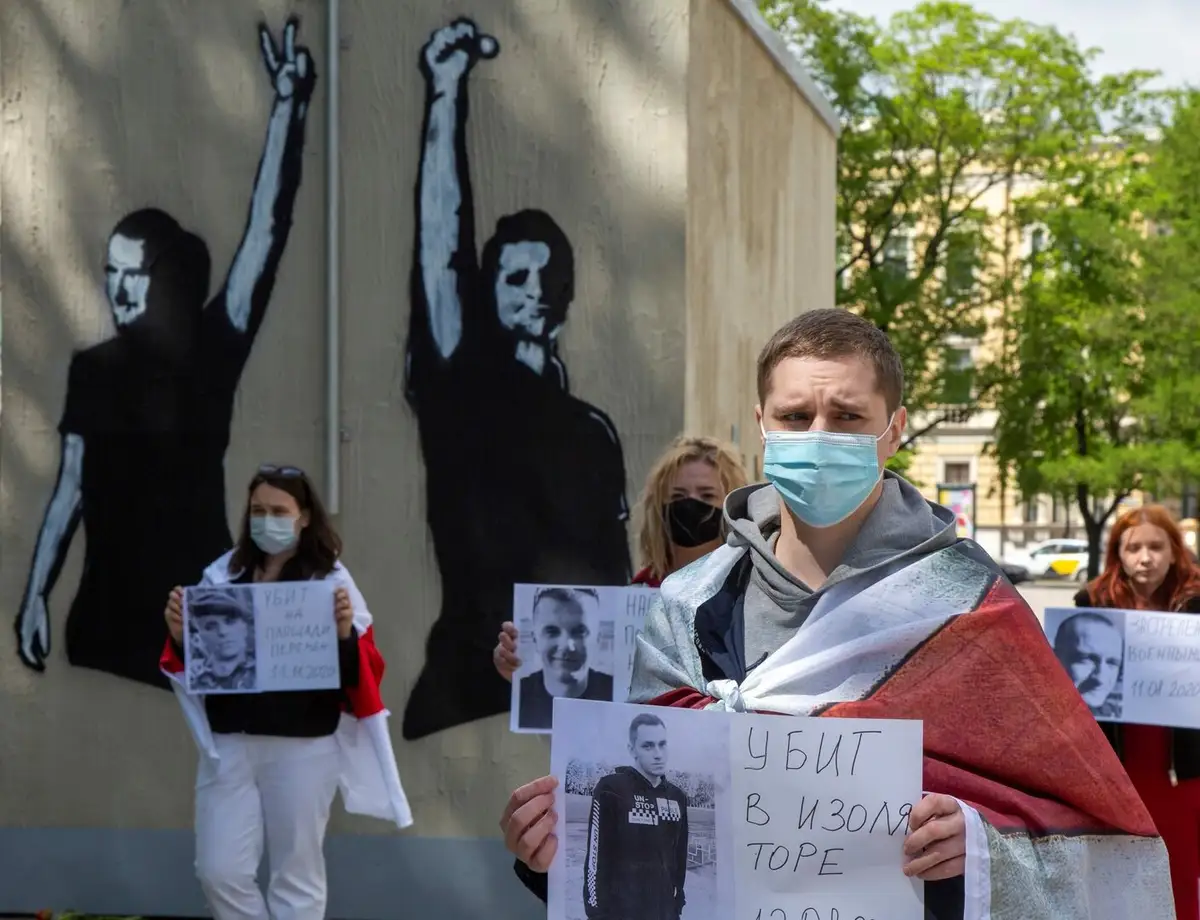 Uz piketu solidaritātei ar Baltkrieviju ieradušies vairāki iedzīvotāji ar vēsturisko baltsarkanbalto karogu