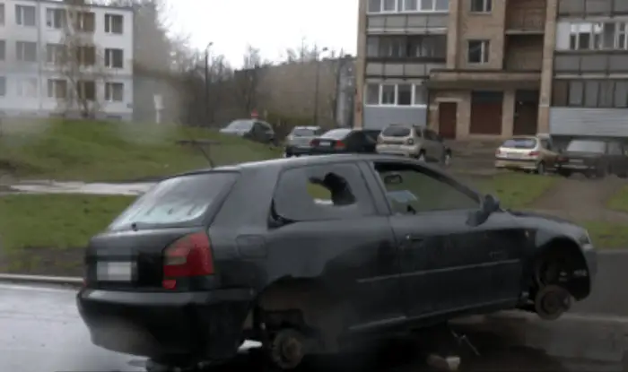 Месть? Старой Audi в Кенгарагсе разбили стекла и сняли колеса прямо возле полицейского участка
