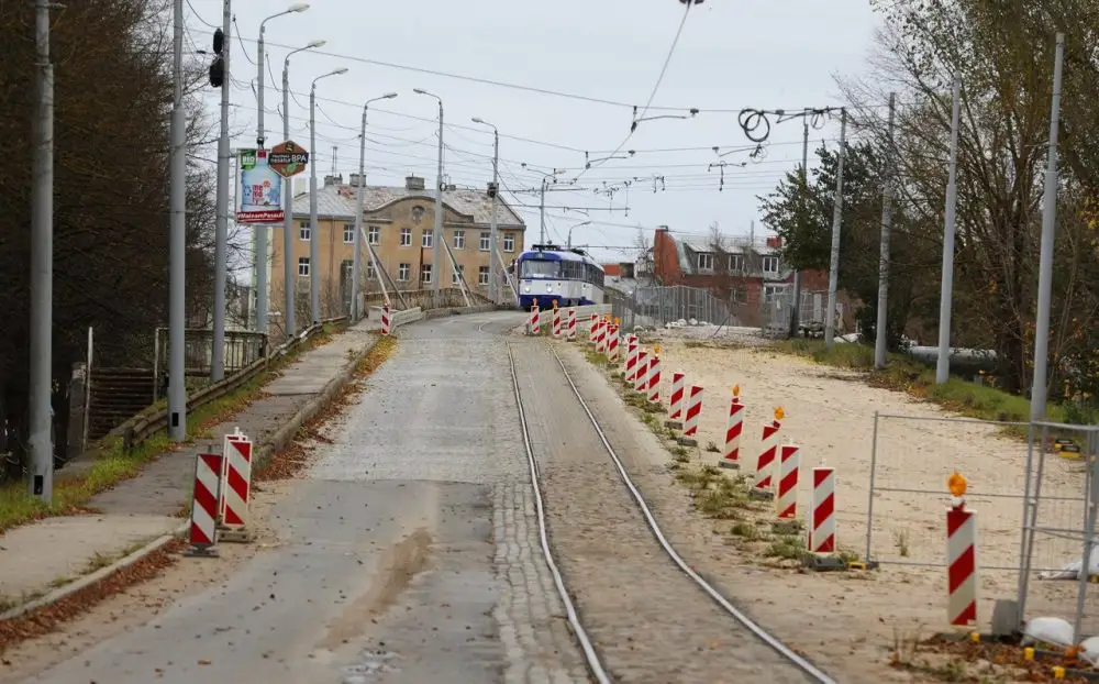Pār Brasas tiltu veikts pirmais tramvaja tehniskais reiss