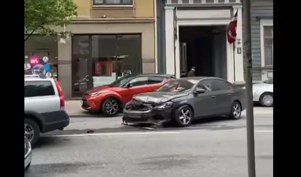 В центре Риги крупная авария: на ул. Валдемара образовалась пробка (ВИДЕО)