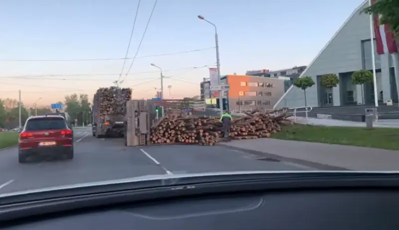 Депутатов выгрузили? Возле Замка света опрокинулся лесовоз (ВИДЕО)