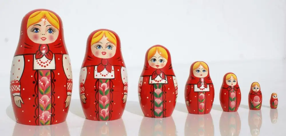 «Визитная карточка Риги. Фу…» — в Старом городе до сих пор торгуют матрешками (ФОТО)