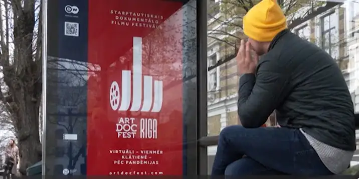 Плакат кинофестиваля Манского в Риге вызвал негодование — «жест среднего пальца в такое непростое время?»