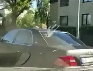 А если бы пришлось резко затормозить? Очевидцы засняли автомобиль, из люка которого выглядывали маленькие дети