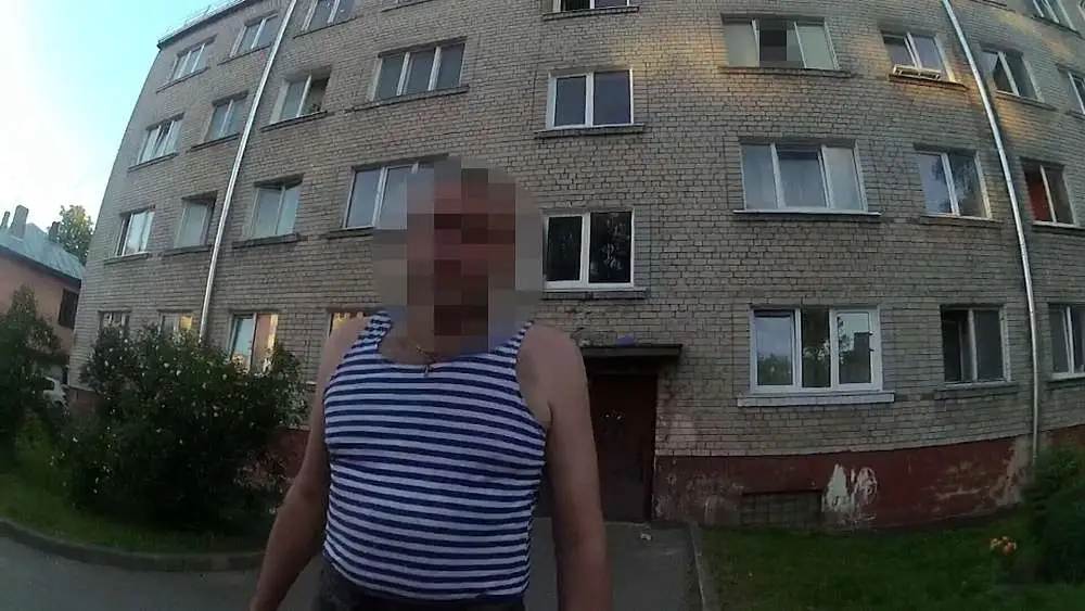«Еще раз услышу крики и прострелю ей ноги»: в Вецимилгрависе мужчина угрожал игравшим под окном детям