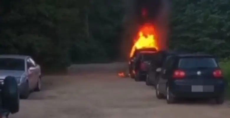 Загадочным образом ранним утром в Плявниеках сгорел автомобиль (ФОТО)