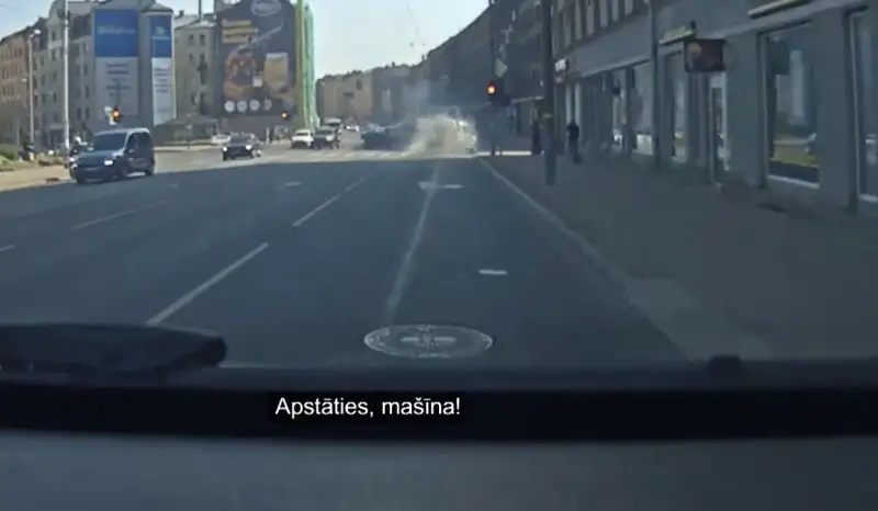 Как в кино: полиция в Риге гналась за горящим автомобилем (ФОТО)