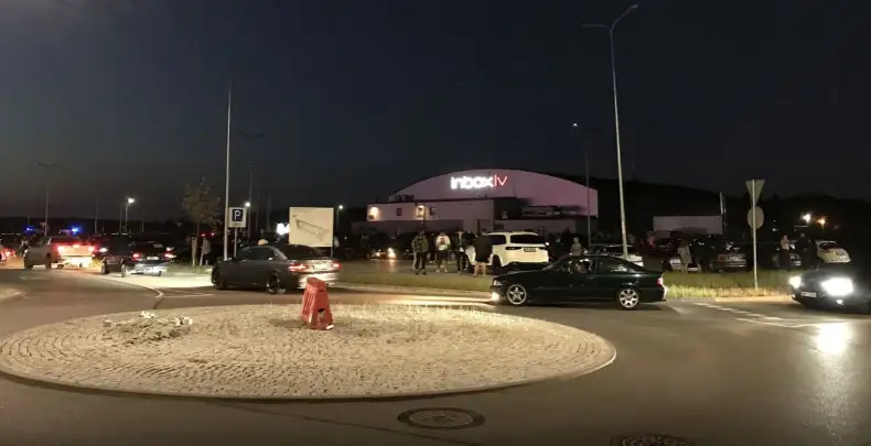 Снова вечеринка на парковке? На этот раз толпа автомобилистов собралась в Пиньки