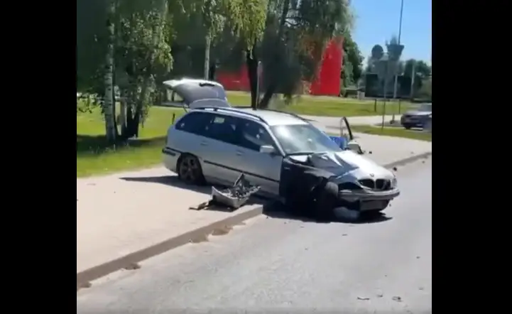 Глухонемой водитель снес знак: «пьяное» ДТП в Зиепниеккалнсе (ВИДЕО)