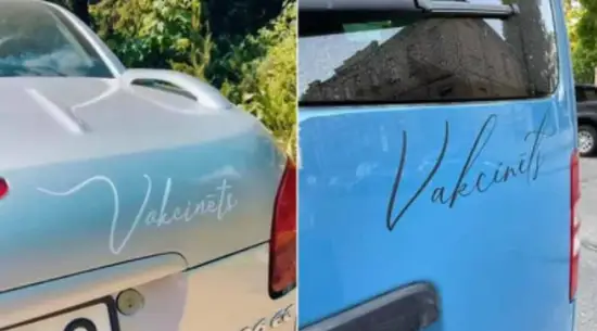 «Мода требует жертв»: в Латвии уже продают наклейки для автомобилей «Vakcinēts»