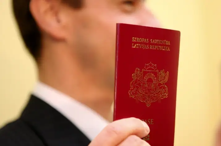 Skatīs priekšlikumu, ka iedzīvotājiem «pietiktu» vai nu ar pasi vai personas apliecību