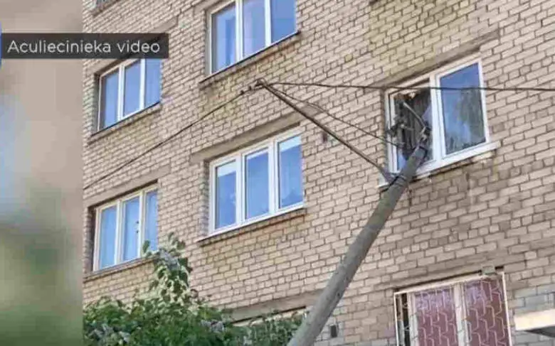 В Кенгарагсе на девушку чуть не упал фонарный столб, который в итоге рухнул в окно