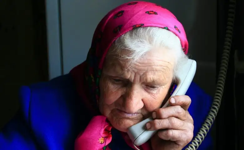 Brīdiniet sirmgalvjus! Krāpnieki burtiski klauvē pie durvīm un izkrāpj naudu