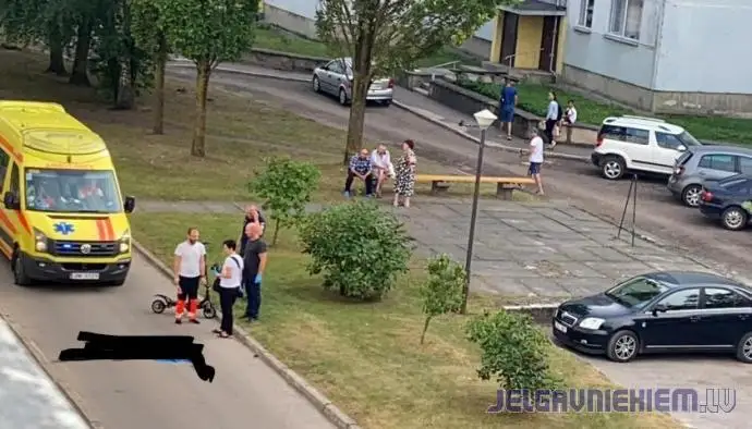 В Елгаве нашли тело мужчины, пролежавшего у подъезда многоквартирного дома 3 часа