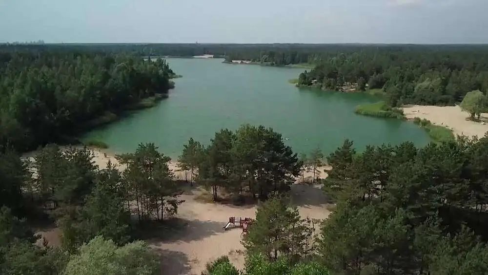 В паре сотен метров от воды хоронят людей: безопасно ли купаться на Болдерайском карьере?
