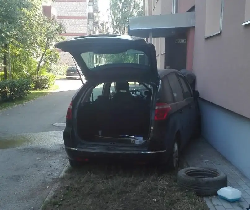Весь дом мог взлететь на воздух: в Олайне машина врезалась в многоэтажку и пробила газовую трубу