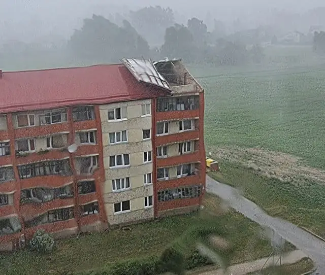 Страшная буря в Айзкраукле: у дома снесло крышу (ФОТО, ВИДЕО)