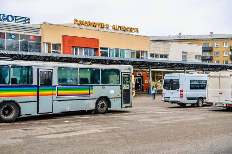Autobusu vadītāju saslimšanas ar Covid-19 dēļ Daugavpilī uz laiku atcelti vairāki sabiedriskā transporta reisi