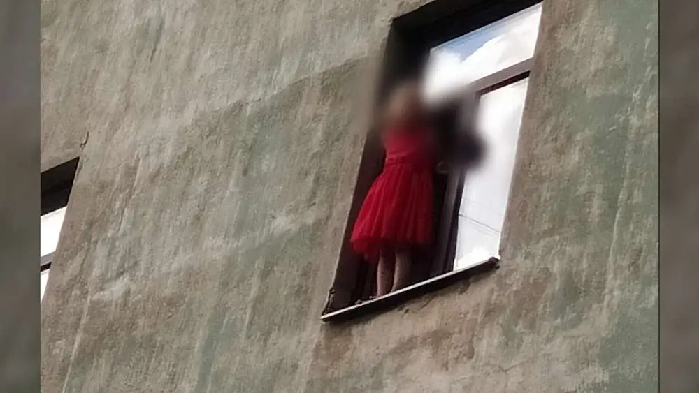 Очевидцы в Агенскалнсе заметили в окне третьего этажа ребенка и сообщили полиции
