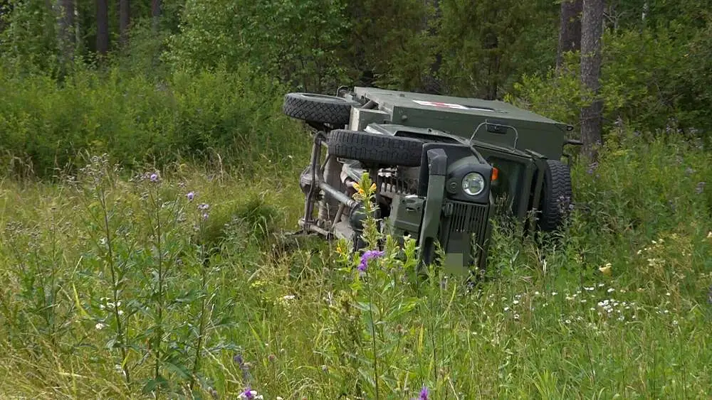 На Сигулдском шоссе военная техника улетела в кювет