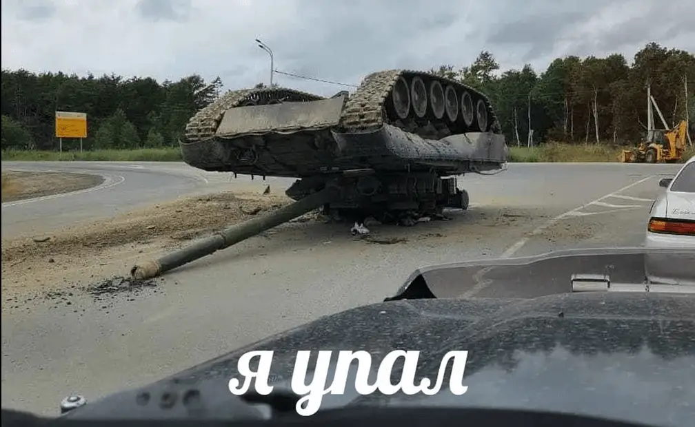 Российские военные уронили на дорогу танк и пока не могут поднять