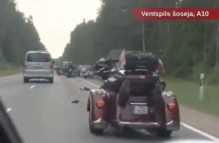Серьезная авария на Вентспилсском шоссе: мотоциклисты «улетели» в лес (ВИДЕО)