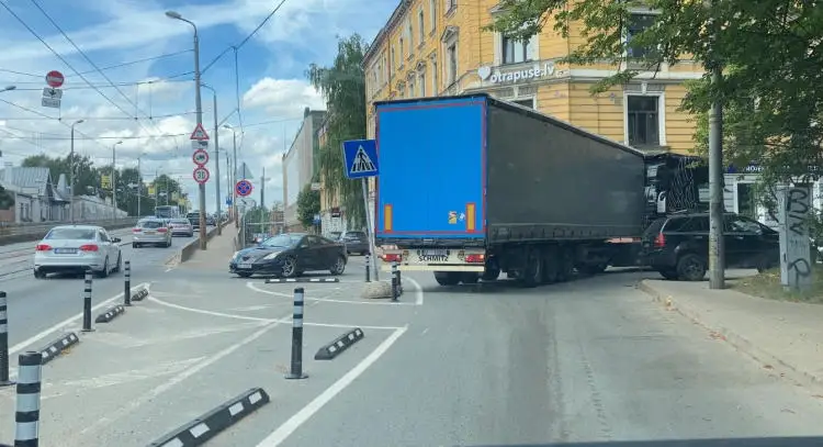 Столбы позора: для фур практически заблокирован въезд в одну из индустриальных зон Риги