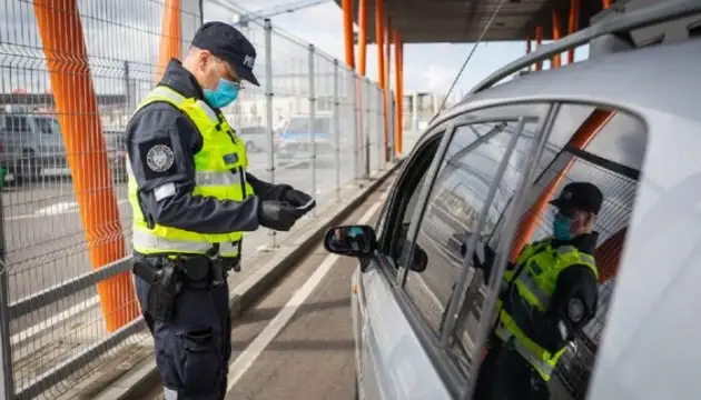 Aiztur Latvijas pilsoni, kurš neapstājoties šķērsojis divus robežkontroles punktus Igaunijā un Krievijā