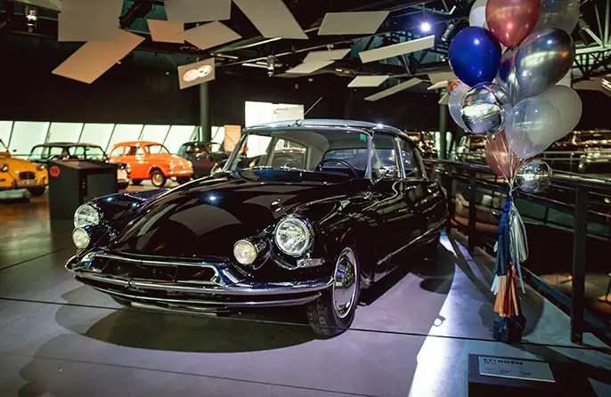 Проходит слет ретро-автомобилей «Rīga Retro 2021»