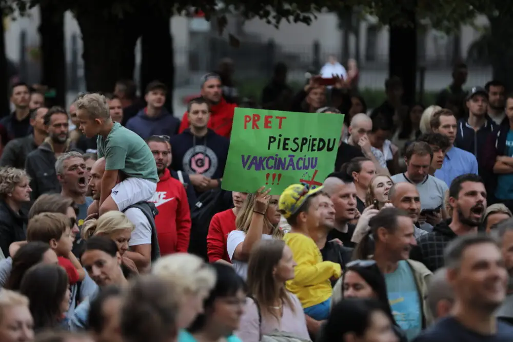 Vairāki simti cilvēku pie valdības ēkas nesankcionēti protestē pret «obligātu vakcināciju»