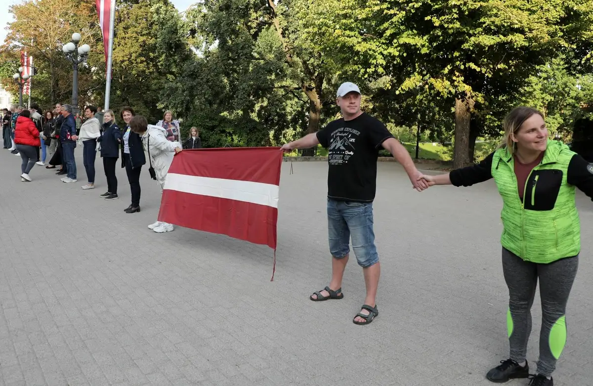 В центре Риги ковид-диссиденты попытались воспроизвести «Балтийский путь» 1989 года (ВИДЕО)