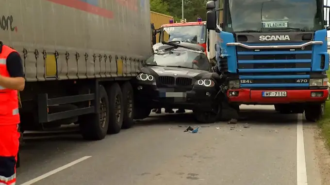 «Лицо и подушка безопасности в крови»: как BMW зажало между двумя фурами