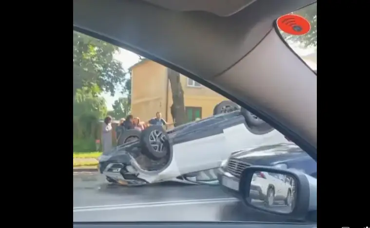 ДТП на Бривибас: «Honda» съехала с дороги, влетела в дерево и перевернулась (ВИДЕО)