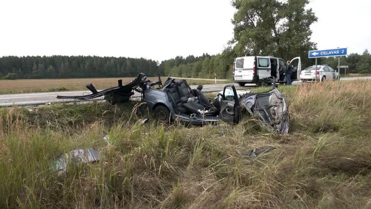 Водитель BMW заснул за рулем и врезался в автобус: трагическое ДТП под Лиепаей