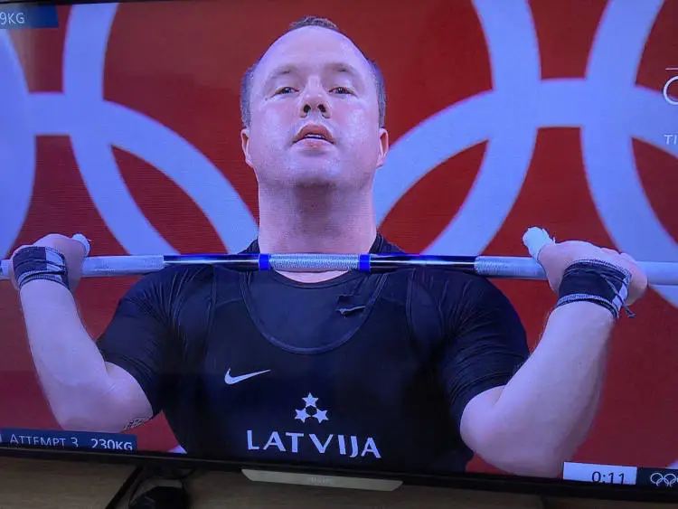 Artūrs Plēsnieks izcīna olimpisko bronzu svarcelšanā