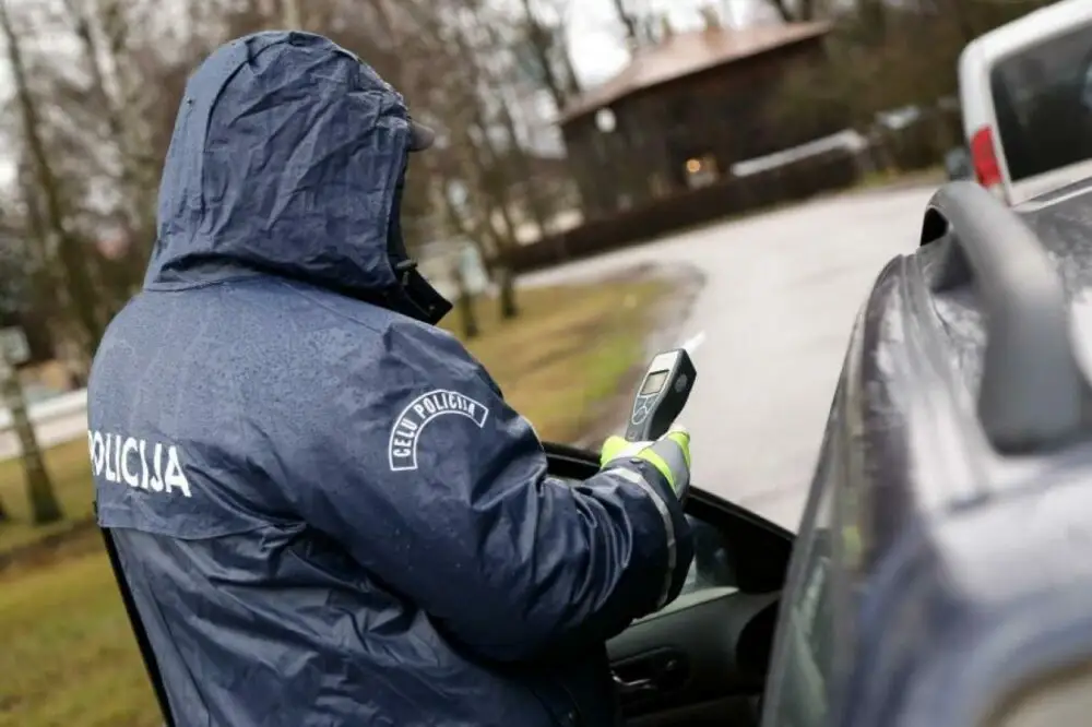 Дорожный полицейский Латвии сел за вымогательство взятки у американского военного