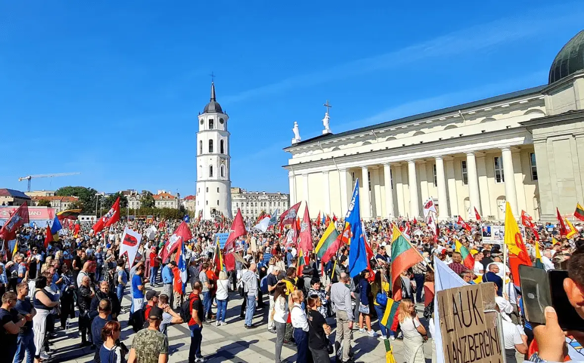 Почти половина литовцев не видит проблемы в том, что западный бизнес продолжает работать в России