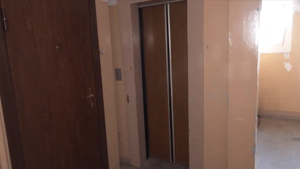 «Двери лифта открываются в пустоту»: в рижской многоэтажке серьезные проблемы