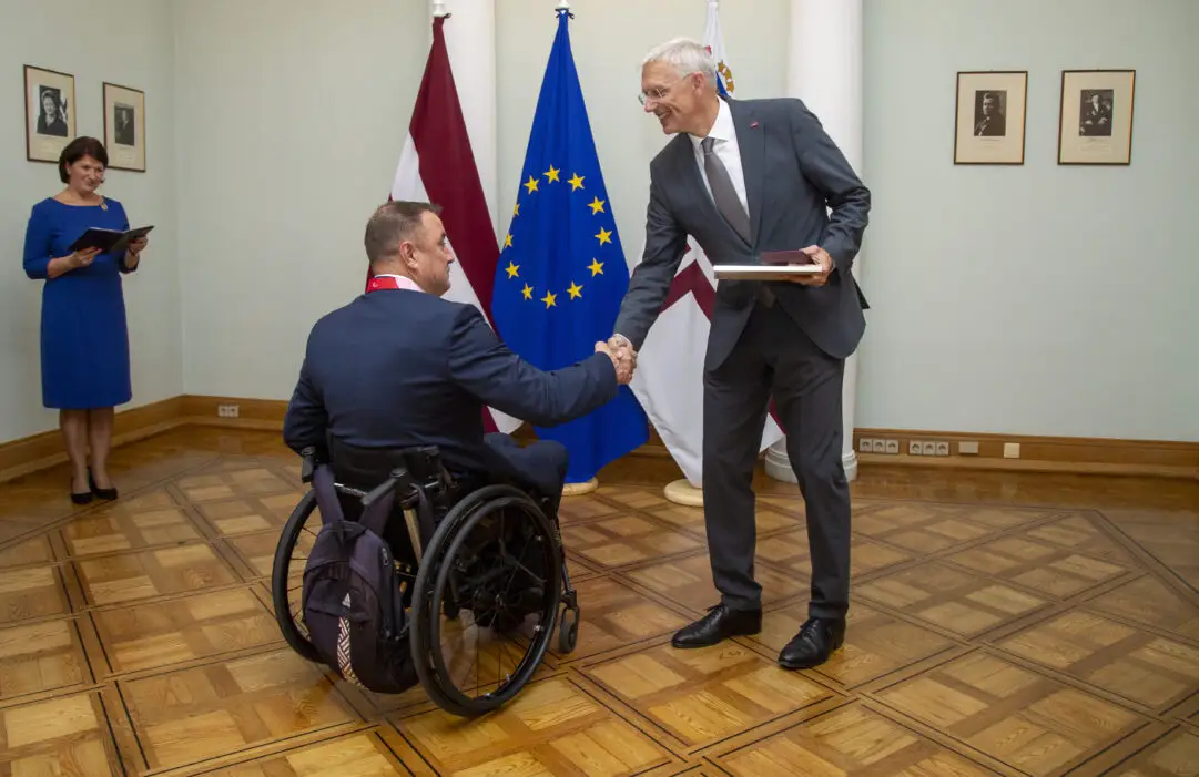 Kariņš olimpiešiem un paralimpiešiem pasniedz pateicības rakstus un piemiņas medaļas